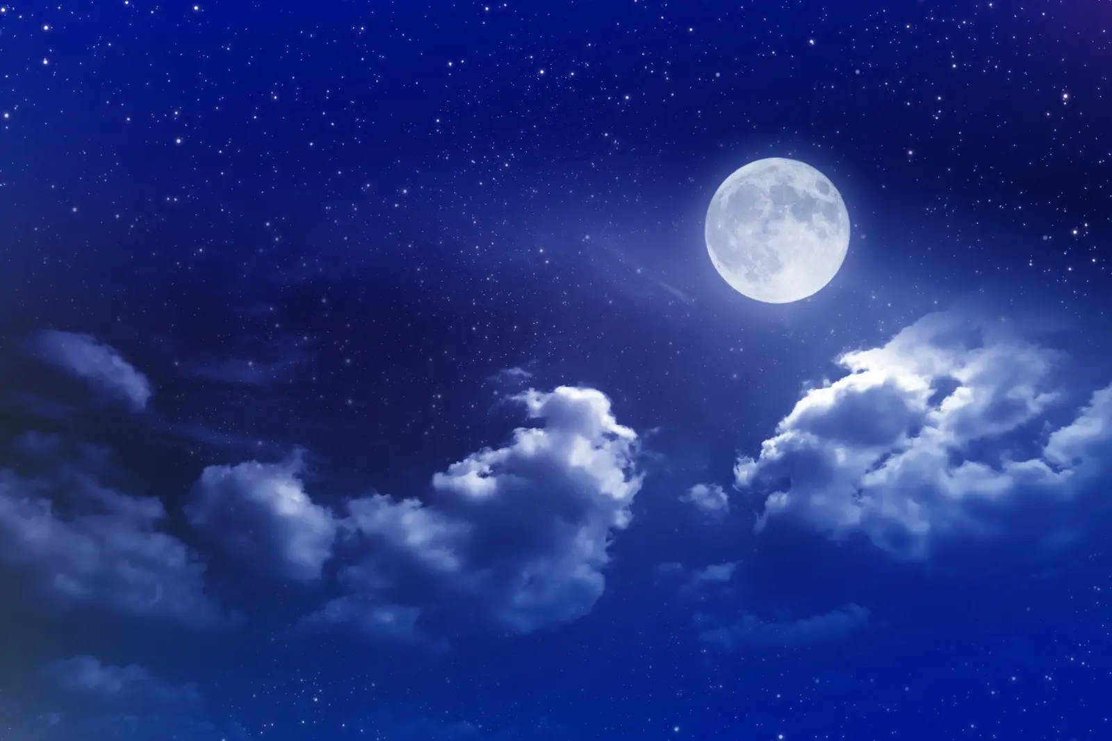 月と星が輝く静かな夜空