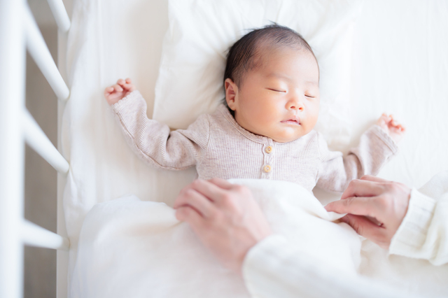 穏やかに眠る新生児